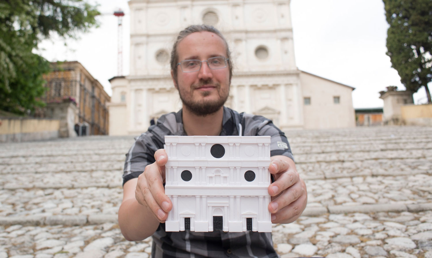 Facciata portatile tattile della Basilica di San Bernardino con comandi a inclinazione