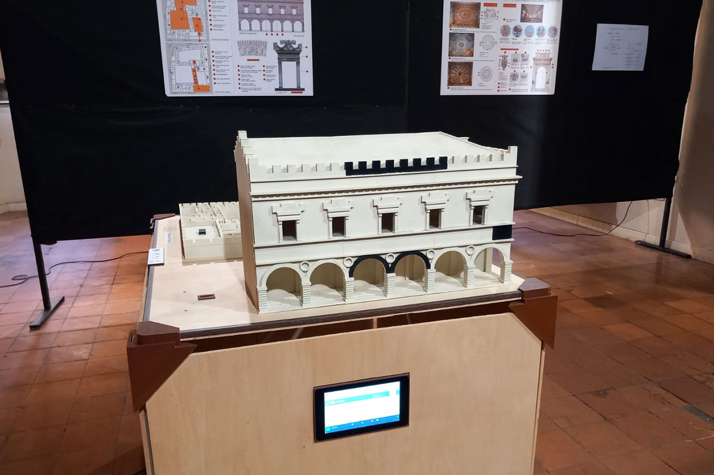 Modello tattile di Palazzo Ducale di Pesaro rappresentato in pianta e in facciata