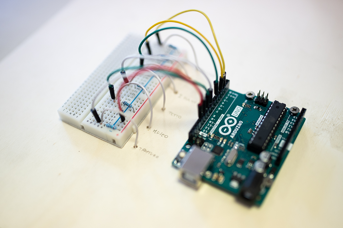 Dettaglio di Arduino UNO collegato a una breadboard con resistenze e cavi