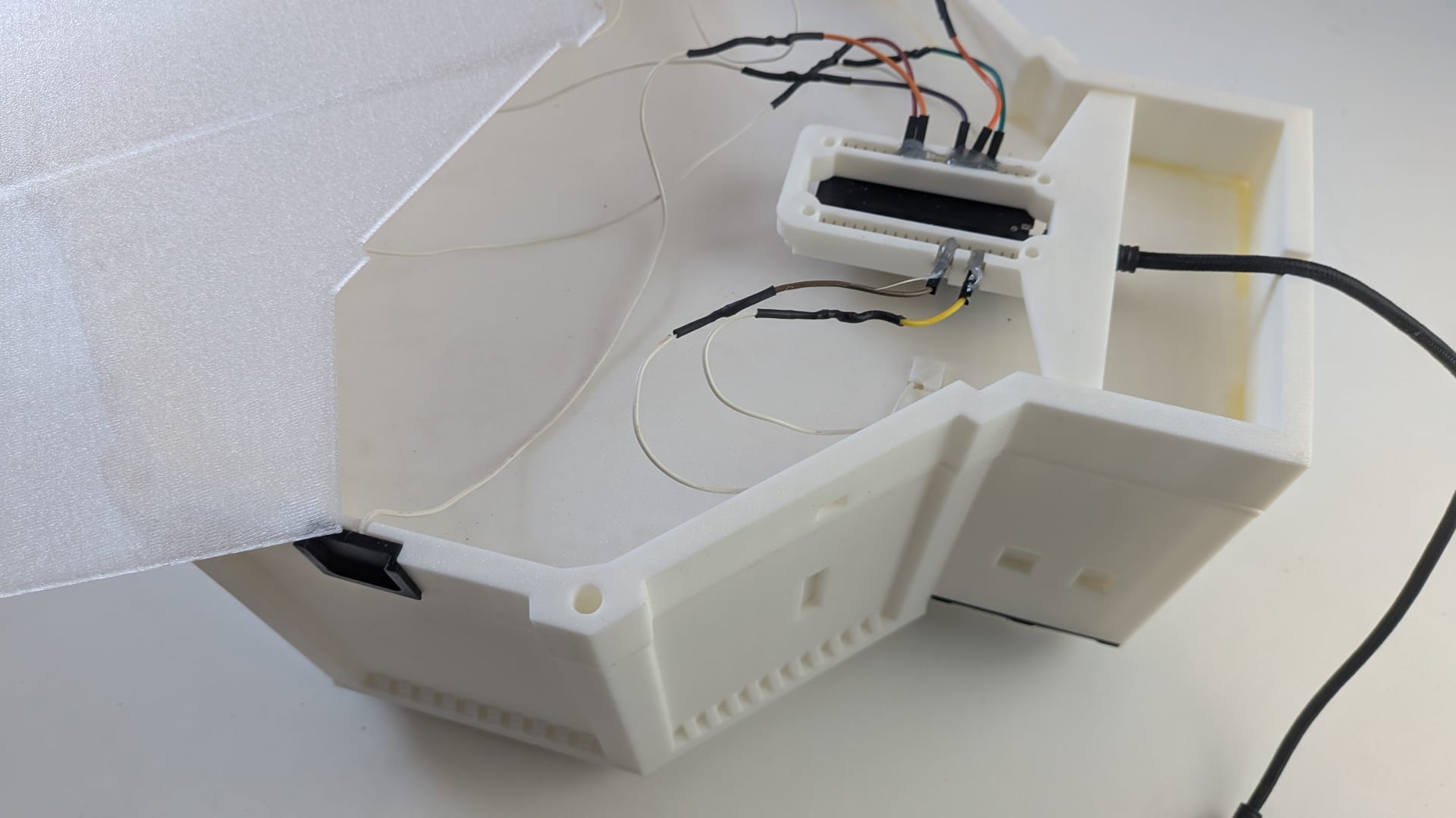 Dispositivo del Duomo di San Flaviano con coperchio aperto e schedina ESP32 cablata ben visibile