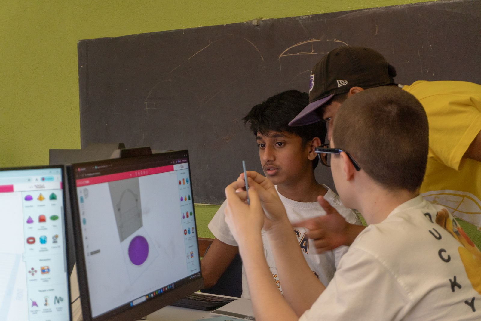 Studenti che discutono una scelta di modellazione davanti al computer