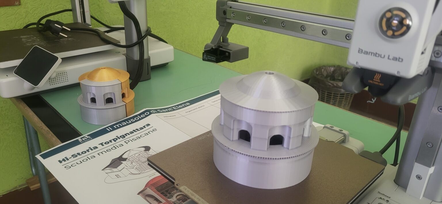 Modelli del Mausoleo accanto a una stampante 3D