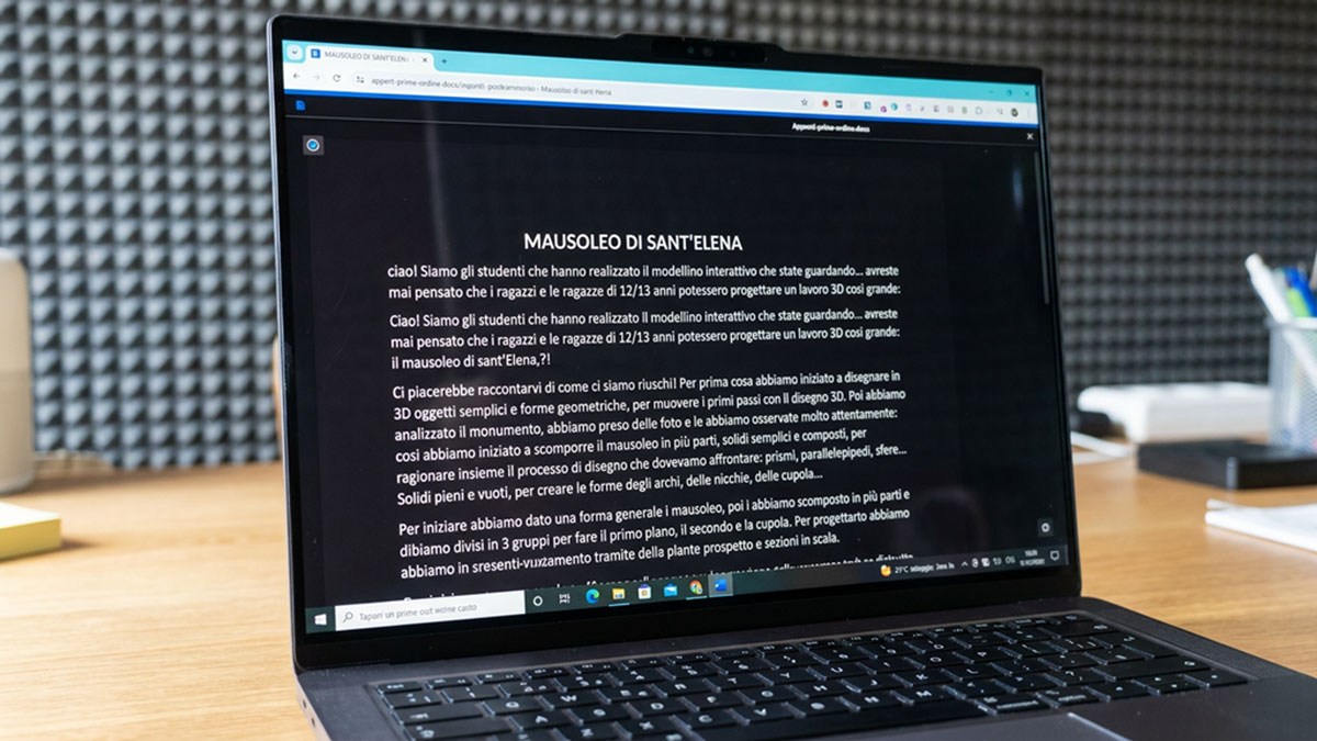 Testo dedicato al Mausoleo di Sant’Elena visualizzato su un computer
