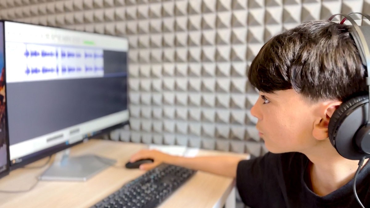 Studente durante il montaggio delle registrazioni audio