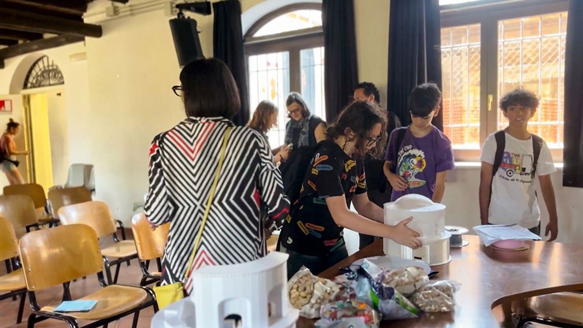 Studenti durante l’allestimento della restituzione pubblica