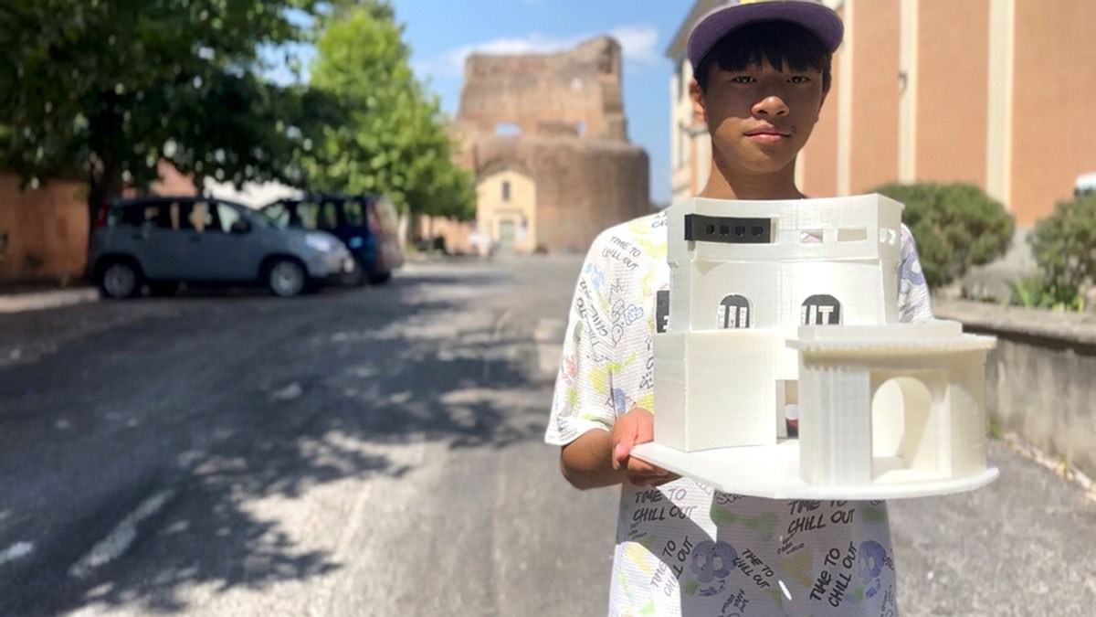 Studente con il modello del Mausoleo davanti al monumento reale