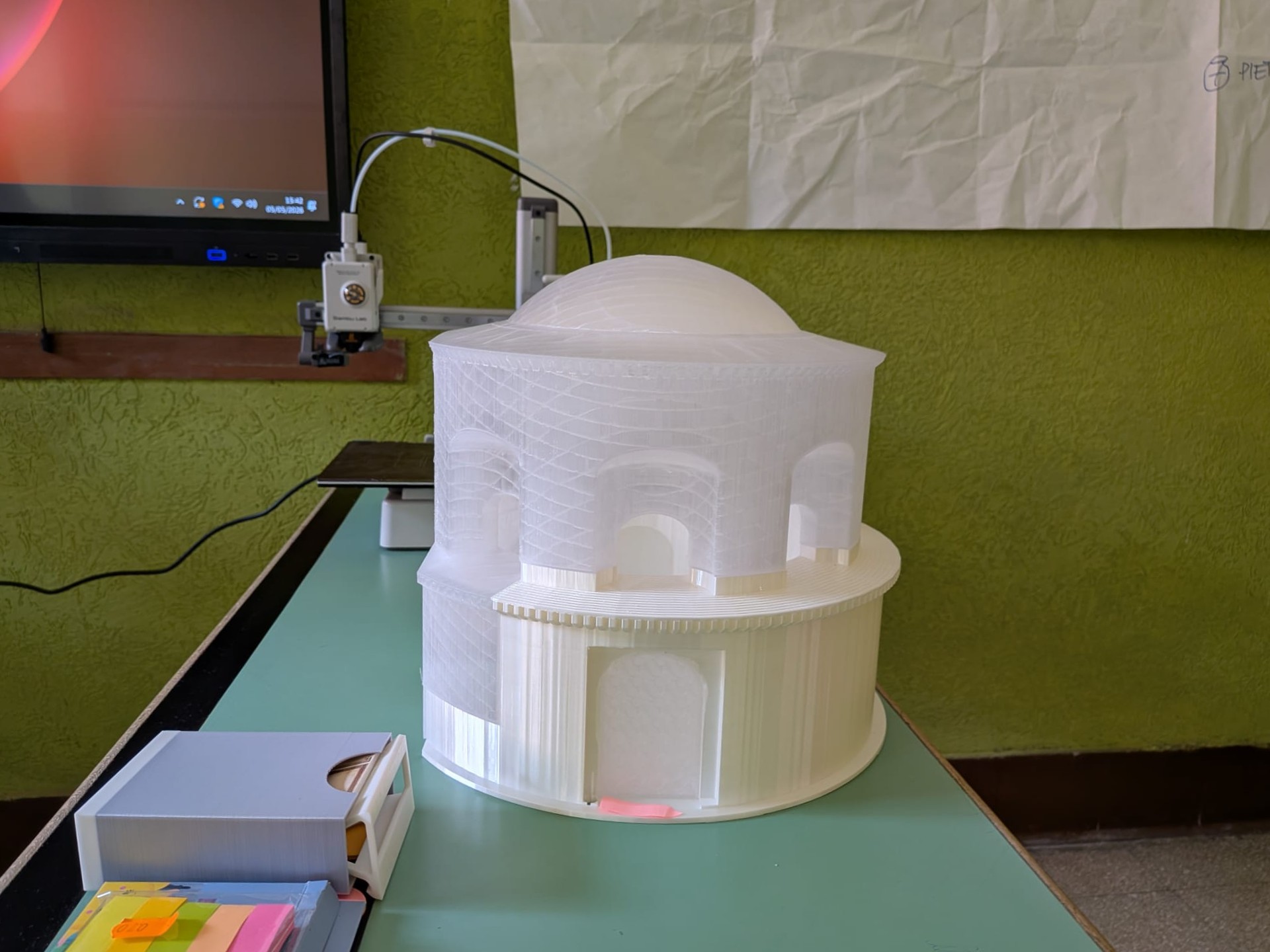 Il modello del Mausoleo con base bianca in PLA e ricostruzione superiore trasparente in PETG