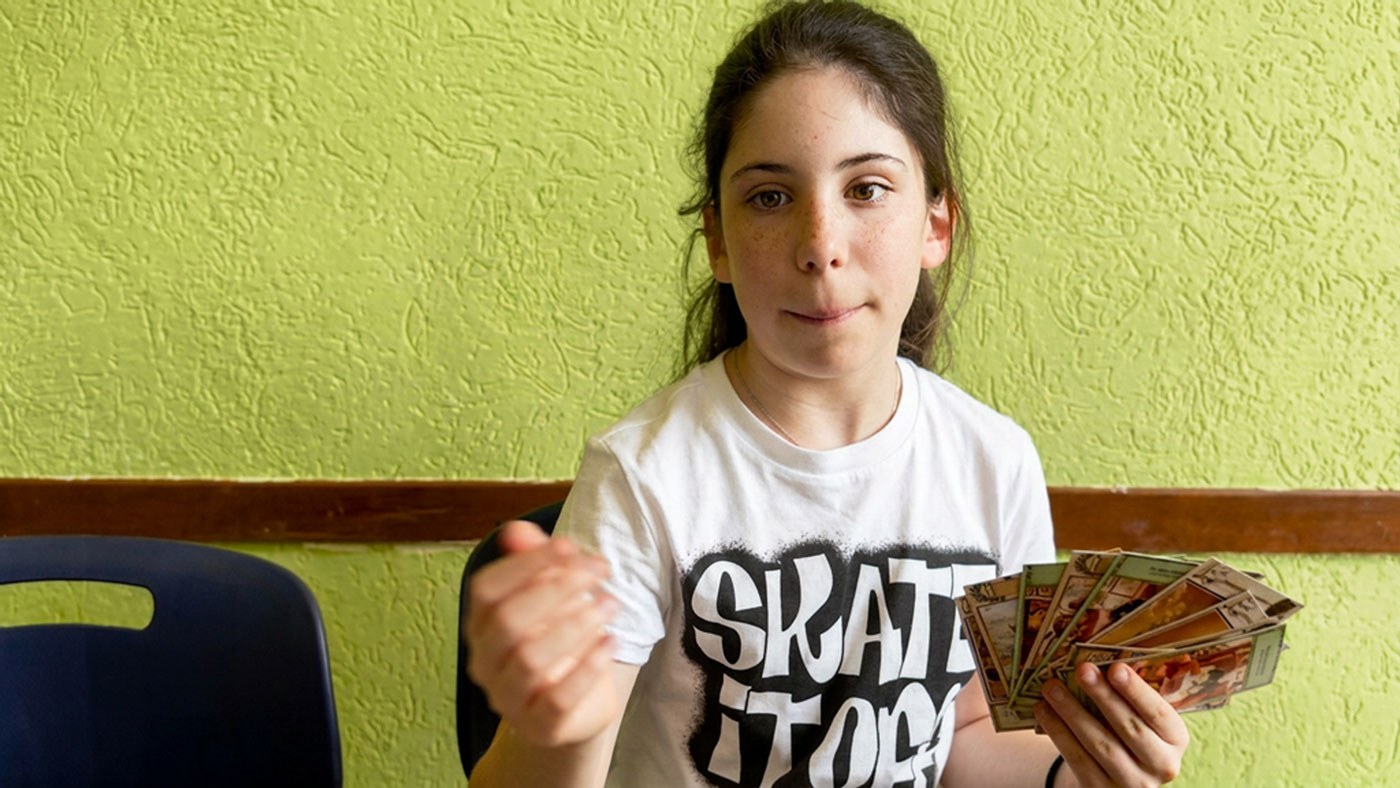 Studentessa con un gruppo di carte Hi-Storia Atlas