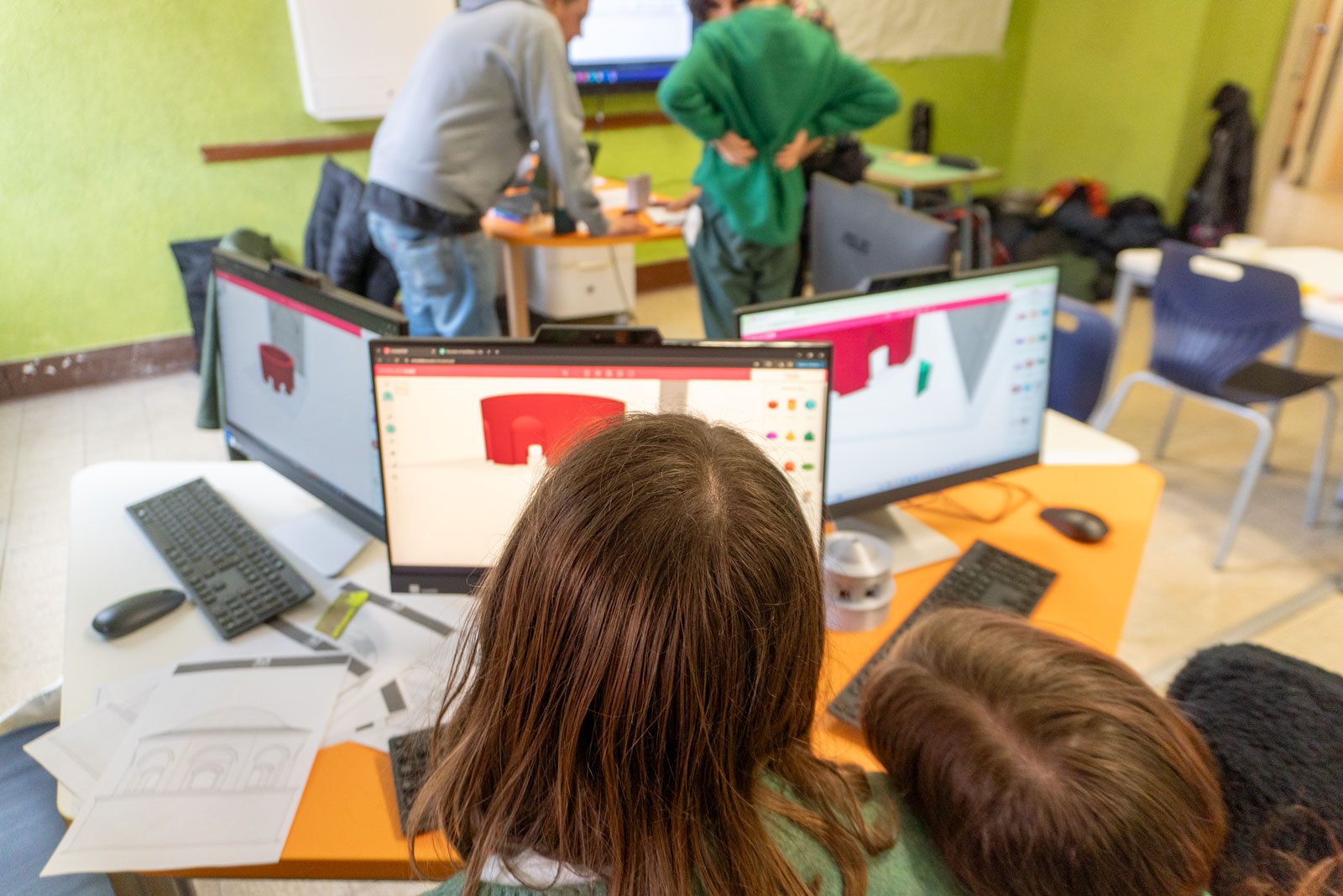 Studenti che modellano al computer diverse parti del Mausoleo di Sant'Elena