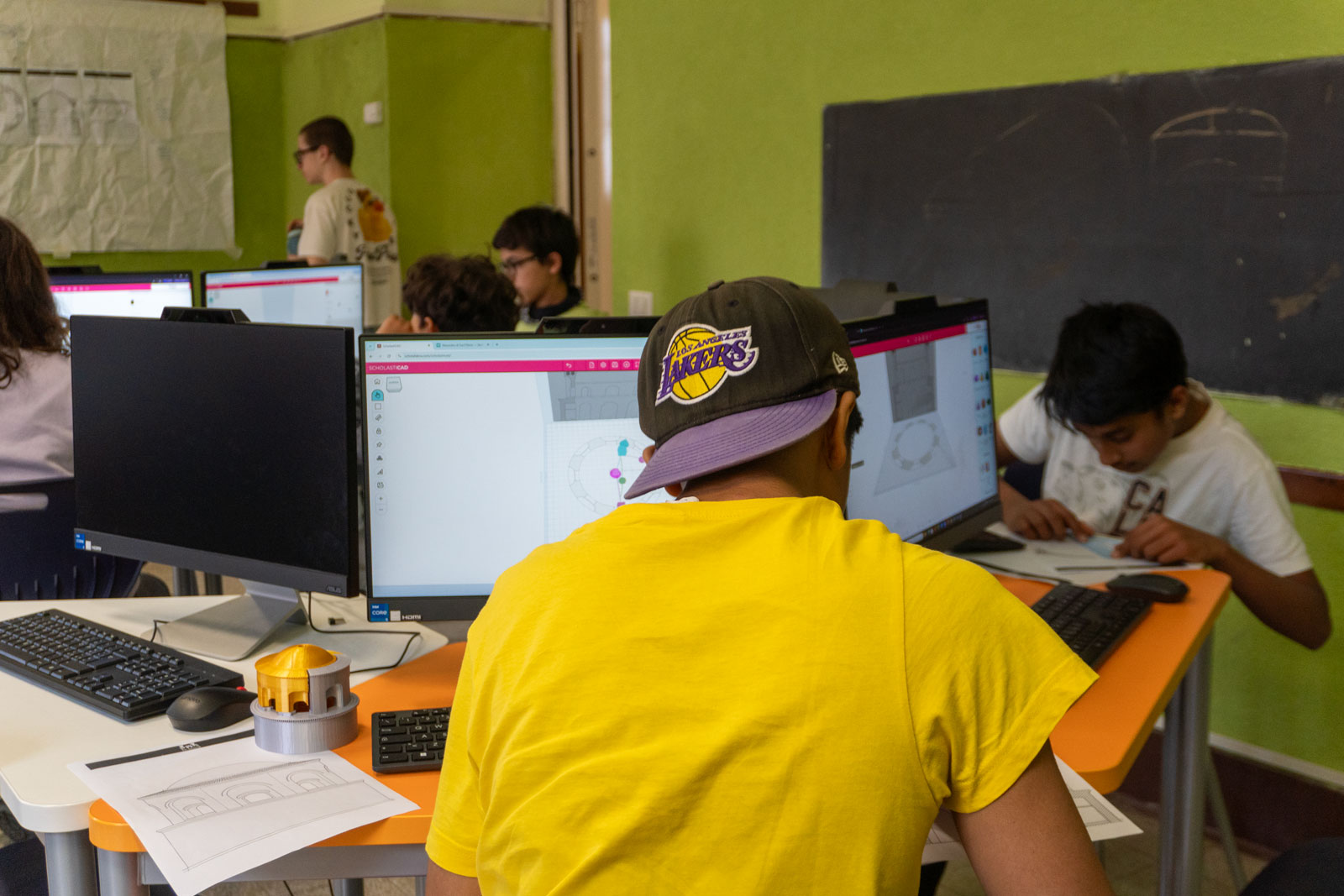 Studente che ricostruisce in ScholastiCAD una parte del Mausoleo a partire dai disegni tecnici