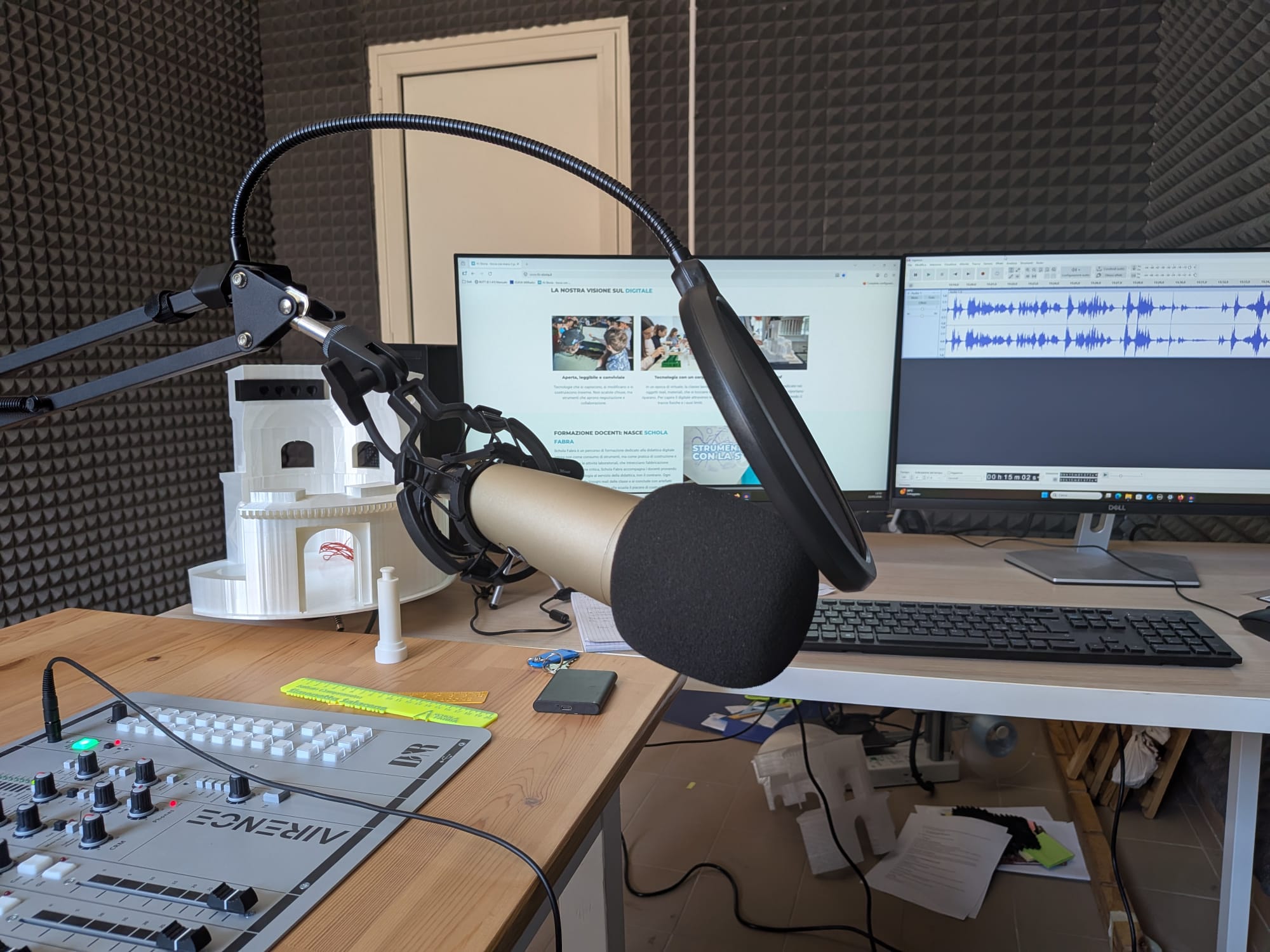 La sala podcast della scuola media Pisacane con microfono, mixer e postazione di montaggio audio