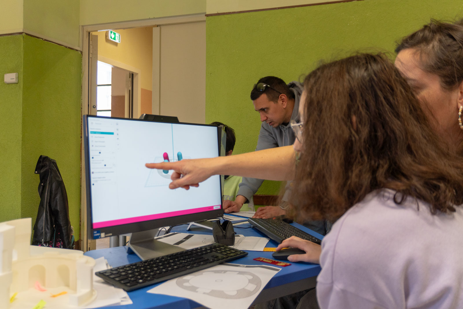 Studenti e formatrice osservano il modello 3D di un elemento del Mausoleo in ScholastiCAD