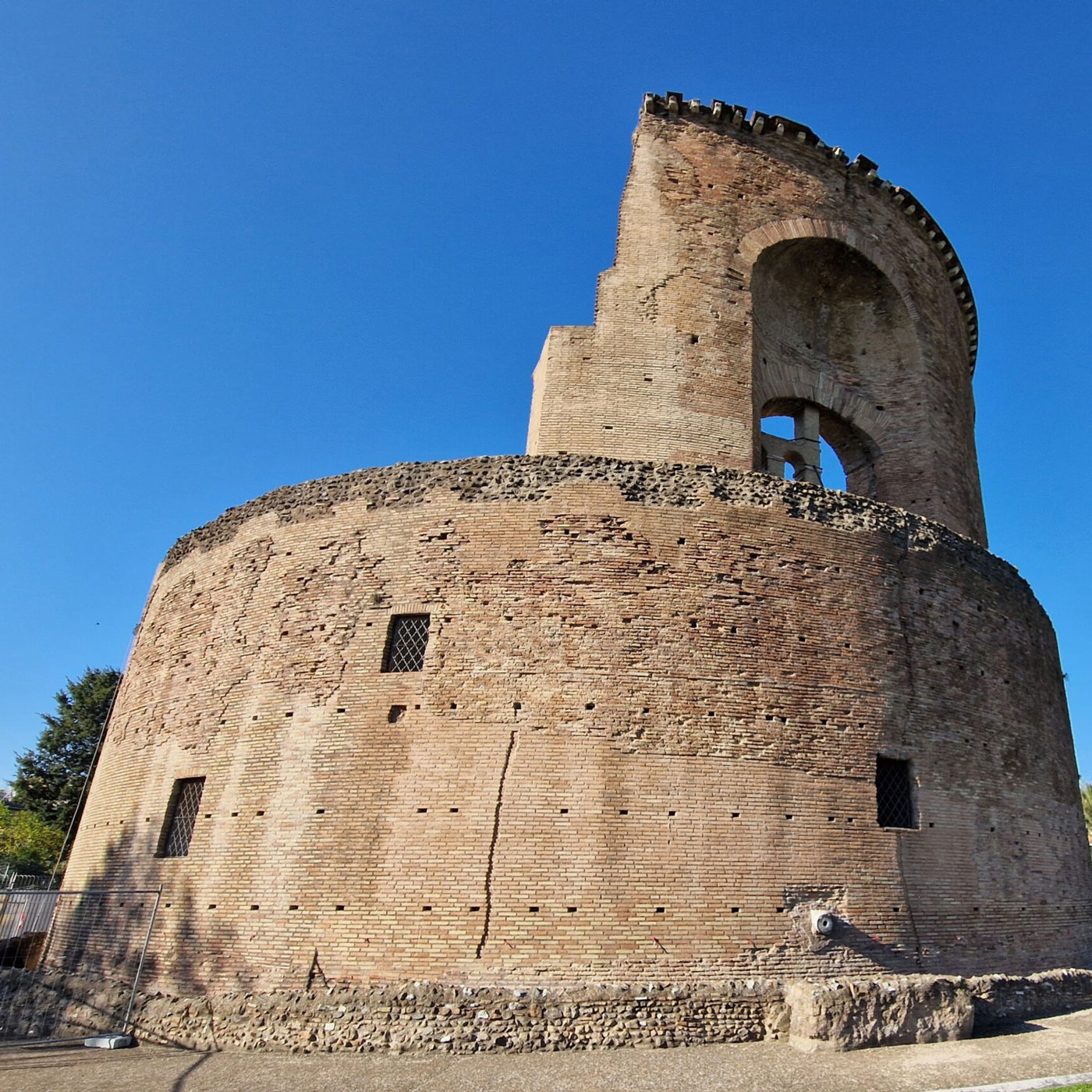 Vista ravvicinata delle murature circolari del Mausoleo di Sant’Elena
