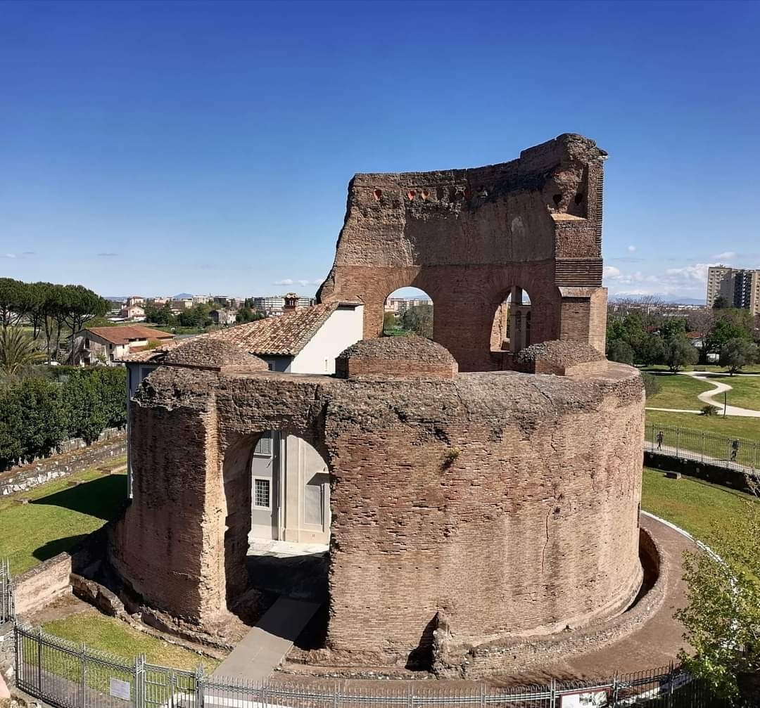 Vista del Mausoleo di Sant’Elena e delle strutture antiche circostanti