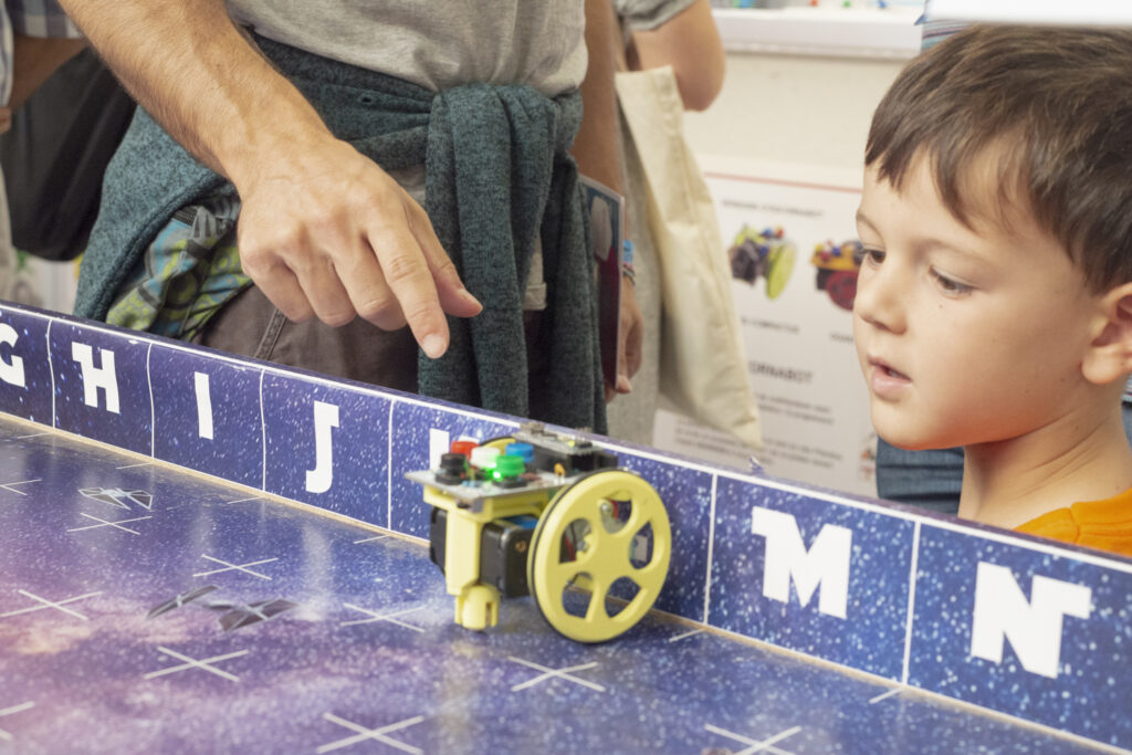 Il team Hi-Storia per la prima volta al Maker Faire di Barcellona. 
Una due giorni di confronto con giovani maker, alla scoperta della città del futuro!
Le parole chiave sono sostenibilità, connessione e efficienza. 
A voi il nostro racconto!